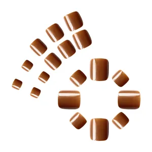 Faux ongles d'orteils marron caramel brillant en différentes tailles sur fond blanc