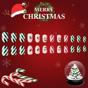Vue détaillée de faux ongles ovales de Noël avec rayures rouges et vertes et paillettes
