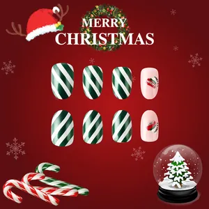 Détails de faux ongles de Noël avec rayures vertes, bottes de Noël et motifs de fêtes