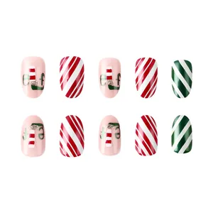 Détails de faux ongles de Noël avec rayures rouges et motifs de lutin festifs