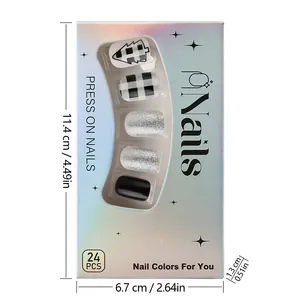 Détail du set de 24 faux ongles de Noël avec motifs écossais et sapins en boîte laser