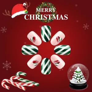 Faux ongles ovales de Noël courts avec rayures rouges et vertes, paillettes et motifs festifs