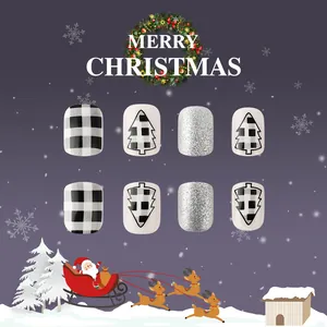 Faux ongles de Noël avec motifs à carreaux noir et blanc et sapins argentés brillants