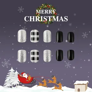 Faux ongles de Noël avec paillettes argentées, motif à carreaux noir et blanc et brillant
