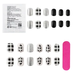 Kit faux ongles Noël courts avec motifs sapins à carreaux, noirs et onglets adhésifs