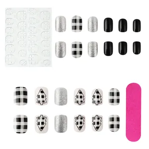 Détail du kit d'ongles de Noël avec motifs sapins, paillettes noires et accessoires