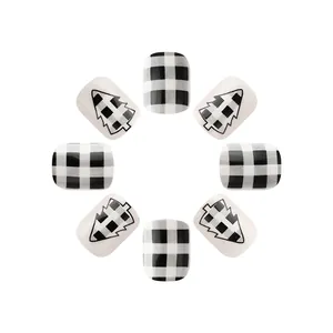 Faux ongles de Noël brillants courts avec motif à carreaux noir et blanc et sapin de Noël