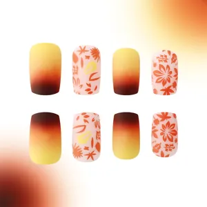 Faux ongles carrés mats courts avec motif feuille d'érable et dégradé de couleur jaune-rouge