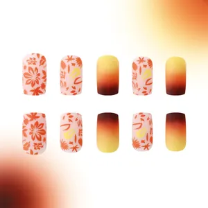 Faux ongles carrés mats avec dégradé automnal jaune rouge et motif feuille d'érable