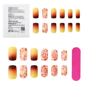 Faux ongles carrés mats dégradés orange avec motif de feuilles d'érable et autocollants