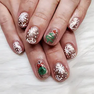 Détail de faux ongles de Noël à paillettes avec flocons et sapins sur fourrure