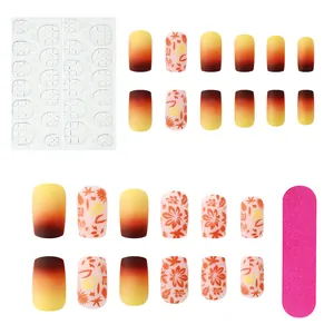 Faux ongles carrés mats courts avec motifs de feuilles d'érable et dégradé rouge