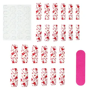 Detailansicht langer Weihnachtsnägel mit rot-weißen Sternmustern und Aufklebe-Set