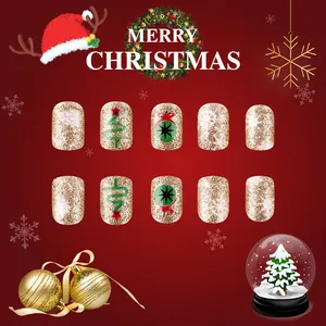 Détails de faux ongles de Noël avec paillettes dorées, flocons et motifs de sapin