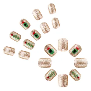 Détails d'ongles de Noël courts et carrés avec paillettes dorées, sapins et flocons blancs