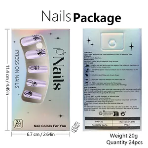 Faux ongles violets courts avec nœud noir et paillettes dans un emballage holographique