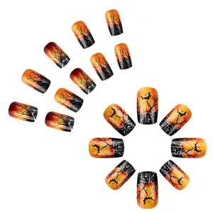 Faux ongles courts carrés d'Halloween avec dégradé orange et silhouettes de chauves-souris