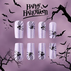 Faux ongles violets Halloween brillants avec paillettes argentées et motifs de toile
