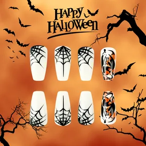 Unghie finte lucide corte per Halloween con motivi a ragnatela e decorazioni arancioni