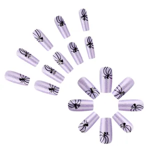 Détails d'ongles lavande avec paillettes argentées et motifs de citrouilles noires