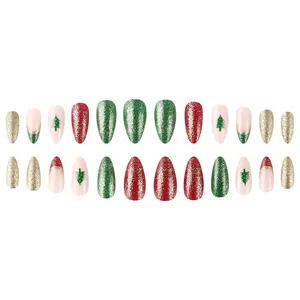 Dettaglio di 24 unghie finte natalizie con glitter rosso verde e disegni albero