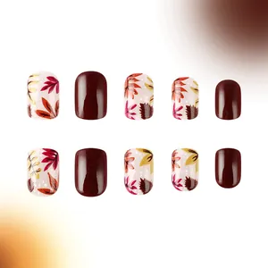 Uñas postizas cortas cuadradas brillantes en burdeos con diseños de hojas de arce otoño