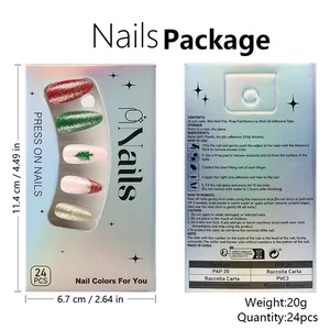 Dettaglio di 24 unghie finte natalizie con glitter rosso verde e design ad albero
