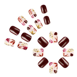 Uñas postizas cortas cuadradas burdeos con diseños de hojas de otoño brillantes