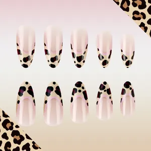 Glänzende lange Mandel-Kunstnägel mit rosa French Tips und Leopardenmuster-Design