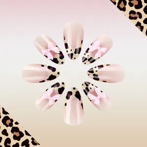 Glänzende rosa Mandel-Nägel zum Aufkleben mit Leopardenmuster und 3D-Schleifen-Dekor