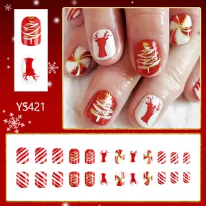 Faux ongles de Noël courts carrés avec motifs de rennes et flocons de neige