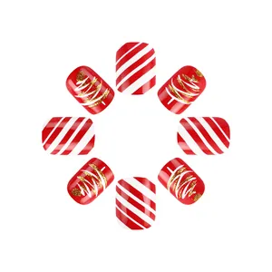 Détails de faux ongles de Noël avec rayures rouges et blanches et sapins à paillettes