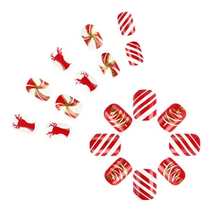Faux ongles carrés courts avec motifs de renne rouge et canne à sucre pour Noël