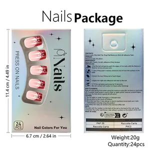 Korte vierkante kerstnagels met rode glitter en witte sneeuwvlokpatronen