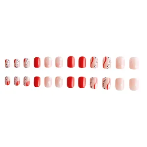 24 faux ongles courts carrés brillants rouges avec motifs de cœurs et de vagues