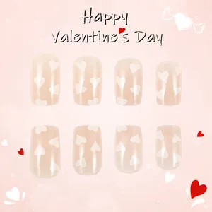 Faux ongles courts brillants avec cœurs blancs pour manucure rose Saint-Valentin