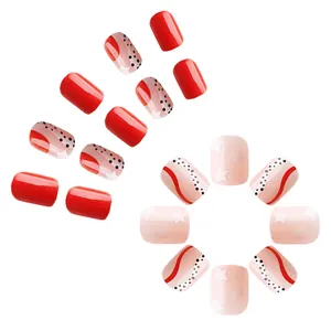 Faux ongles carrés brillants avec motifs cœurs rouges et pois abstraits élégants