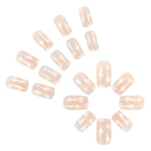 Plat de faux ongles nude brillants avec motifs de cœurs blancs de forme carrée