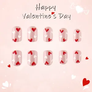 Set unghie finte rosa glitter con motivi a cuore rossi e bianchi per San Valentino