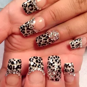 Unghie Finte a Pressione Corte Quadrate Con Stampa Leopardata Strass Argento e Glitter Stile Francese Dolce e Cool