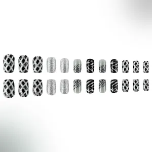 Détails de faux ongles à paillettes argentées et rayures gris-noir avec fini brillant