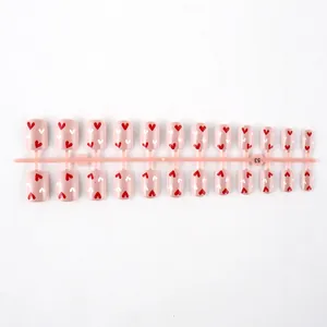 Set di 24 unghie finte corte quadrate rosa con motivi a cuori rossi e bianchi