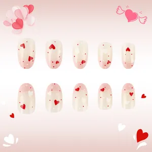 Dettaglio di unghie finte French rosa lucide con motivi a cuore e pois per San Valentino