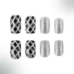 Faux ongles courts carrés avec rayures argentées pailletées et motif de diamant noir