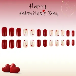 Faux ongles courts carrés avec motifs de cœurs rouges et dorés pour la Saint-Valentin