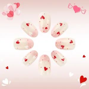 Unghie finte French glitter rosa con motivi a cuore rosso e base nude ovale