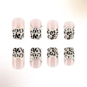 Unghie finte corte quadrate maculate con glitter argento e dettagli in strass