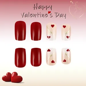 Faux ongles courts carrés pour la Saint-Valentin avec cœurs et lignes dorées