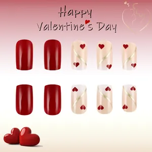 Faux ongles carrés courts avec cœurs rouges et lignes dorées pour la Saint-Valentin