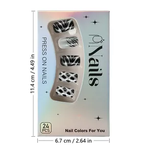 Vue macro de 24 ongles argentés pailletés et noirs avec motif zèbre dans boîte laser